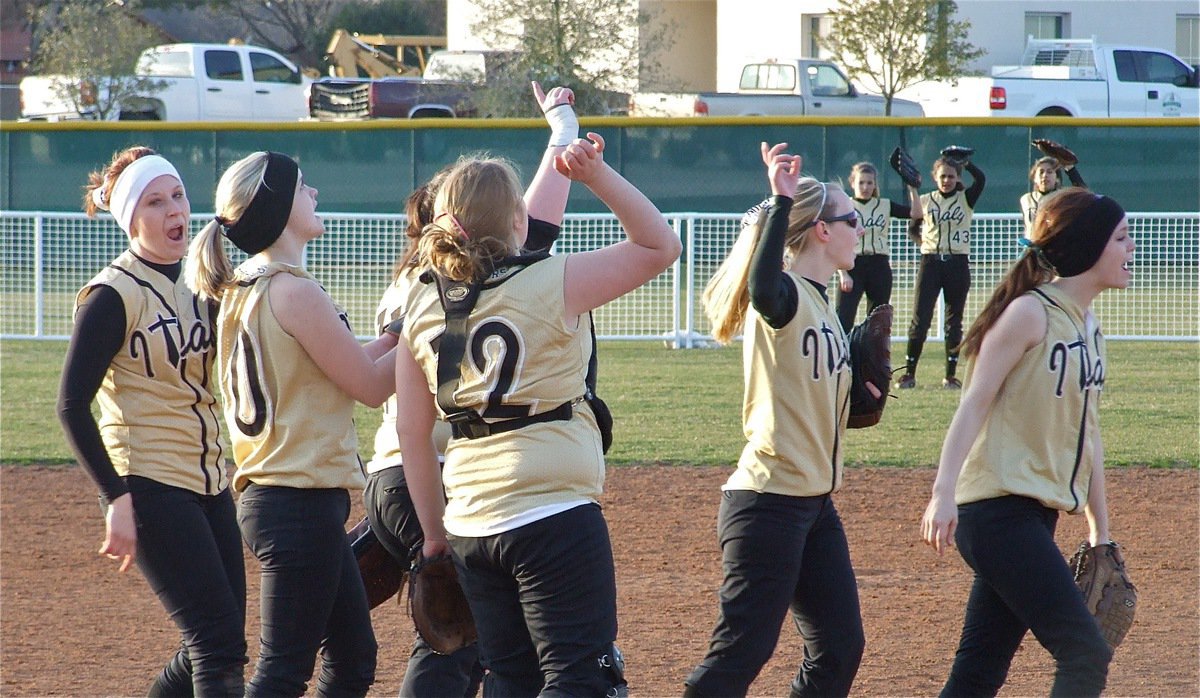 Image: The Italy Lady Gladiators take the field against 4A CLeburne — The Lady Gladiator infielders and outfielders get set to face the 4A Cleburne Lady Jackets at 8:00 a.m. in Waxahachie. The Lady Gladiators