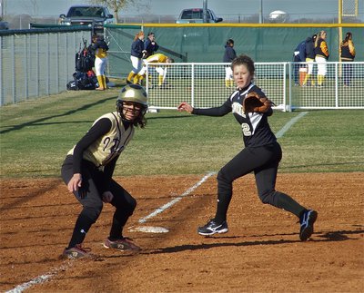 Image: Anna’s a threat — Lady Gladiator Anna Viers(43) tries to force Cleburne into a mistake on 3rd base.