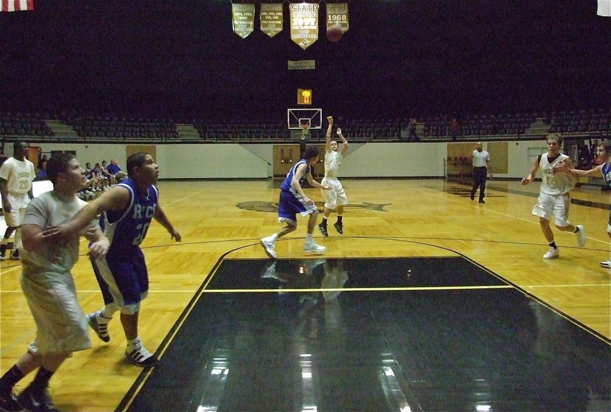 Image: Caden for three — Caden Jacinto made 4-of-6 from 3-point range.