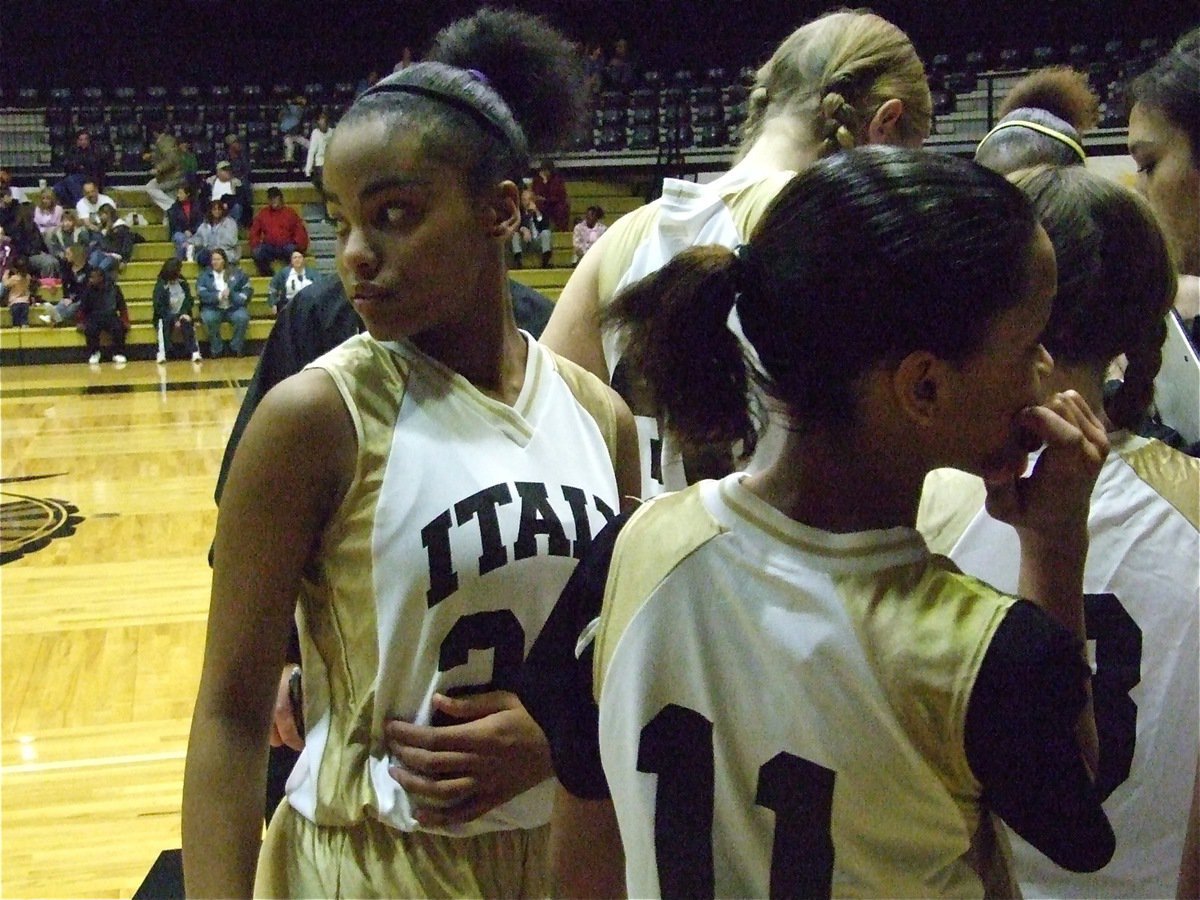 Image: Checking out Hampton — Tylar Wilson checks out Hampton Prep’s team.