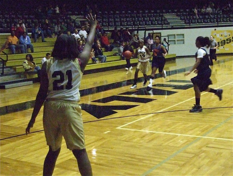 Image: Kortnei to Kierra — Kortnei Johnson(12) passes ahead to Kierra Wilson(21).