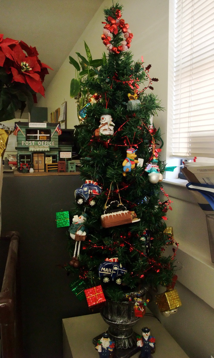 Image: Beautiful Christmas Tree — The Italy Post Office is in the Christmas spirit!