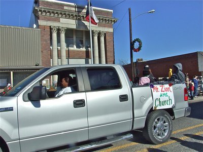 Image: Mt. Zion AME Church — Mt. Zion AME Church helps spread Holiday cheer during the parade.