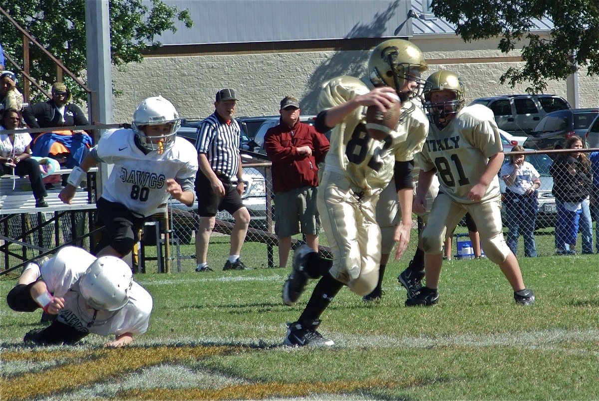 Image: Maynard keeps it — Austin Maynard is on the move against the Bulldogs.