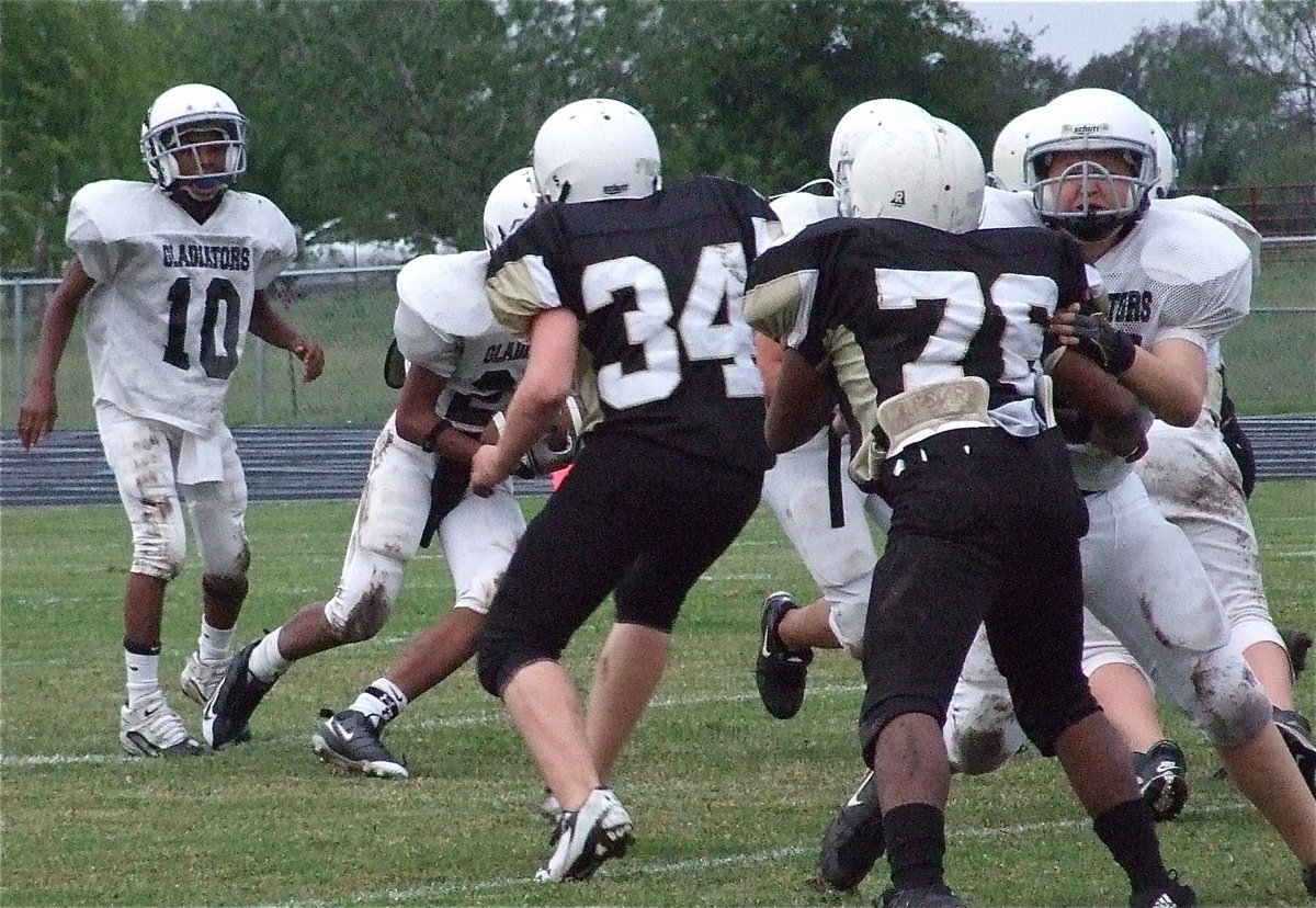 Image: 1,2,3 combination — Carson(10) hands the ball to Robertson with Tristen Smithwick leading the way.