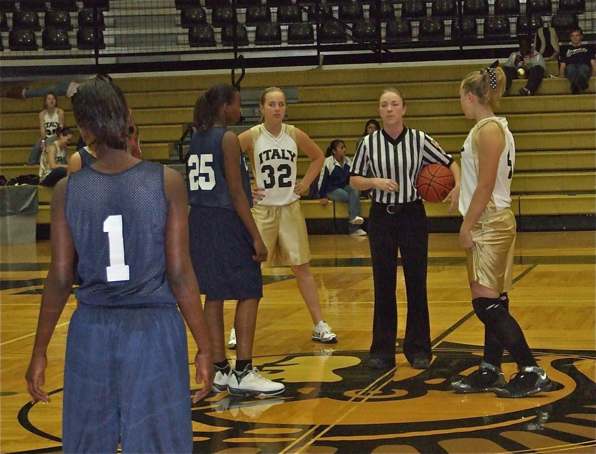 Image: Jaclynn and Madison — Italy’s Madison Washington(32) and Jaclynn Lewis(41) get ready for the tip-off.