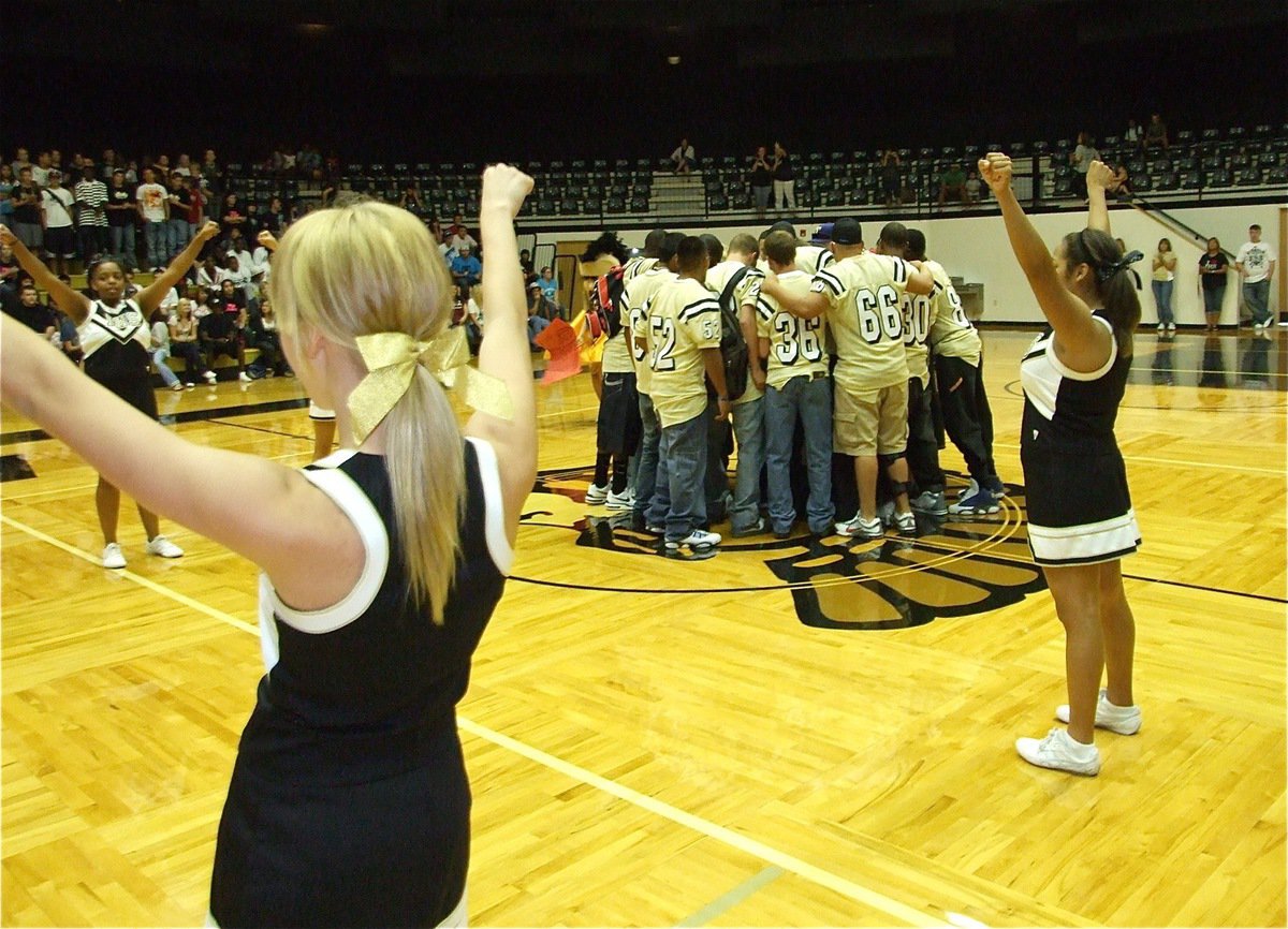 Image: Hip, hip, hoorah! — The Italy High School Cheerleaders welcome the team.