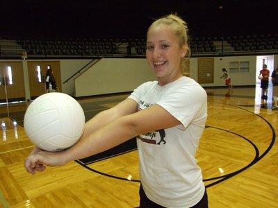 Image: Jaclynn Lewis — Jaclynn volleys with a smile.