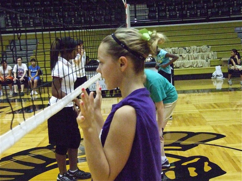 Image: Bailey has spirit fingers — Bailey Eubank stays loose at the net.