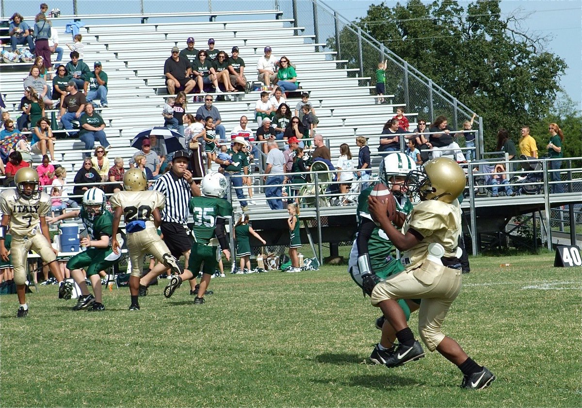 Image: Kendrick catches — Tylan Wallace(7) connects with Kendrick Norwood on a 40-yard catch and run for a score.