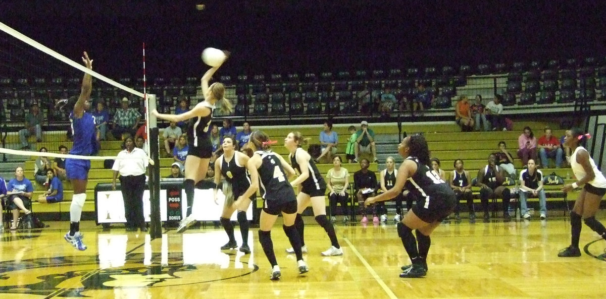 Image: Kaitlyn guards the net — Kaitlyn Rossa goes one on one with a Lady Bear.