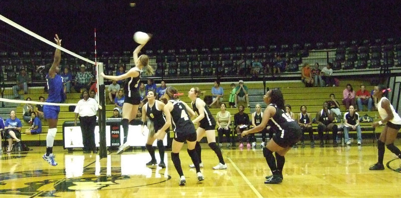 Image: Kaitlyn guards the net — Kaitlyn Rossa goes one on one with a Lady Bear.