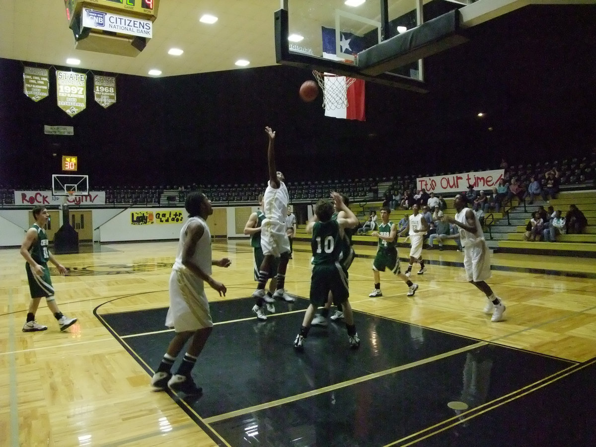 Image: Jasenio Inside — Italy’s Jasenio Anderson #11 rises over Crossroads.