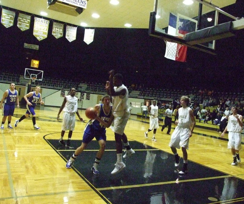 Image: Defense strong — Mayberry blocks Venus from the points.