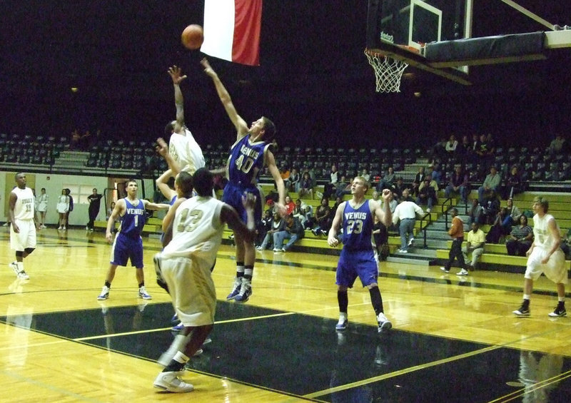 Image: I got it — Clemons and Smith reach for the ball.