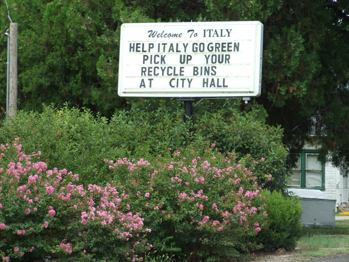 Image: This Sign Says it All — Many people are recycling and helping Italy “Go Green”.