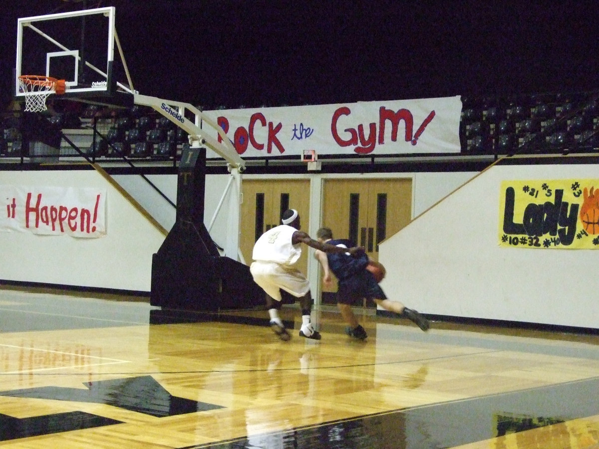 Image: Diamond Hazes — Italy’s Diamond Rodgers #4 hazes a Waxahachie Advantage player along the baseline.