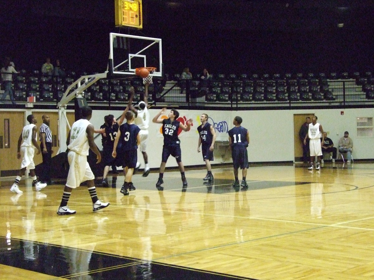 Image: Rodgers Rises — Italy’s Diamond Rodgers #4 goes up, and up against Waxahachie.