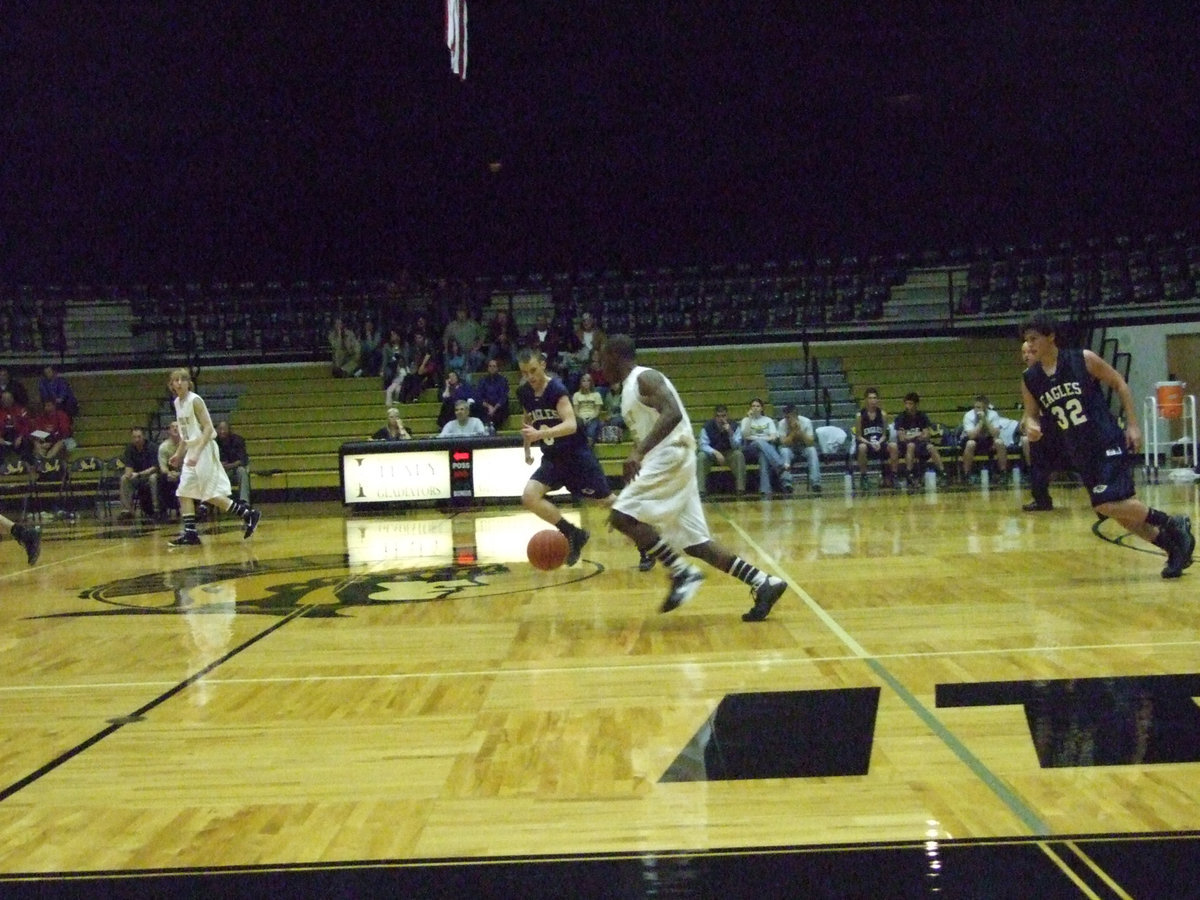 Image: Desmond Anderson — Italy’s Desmond Anderson #15 pushes the ball against the Eagles.