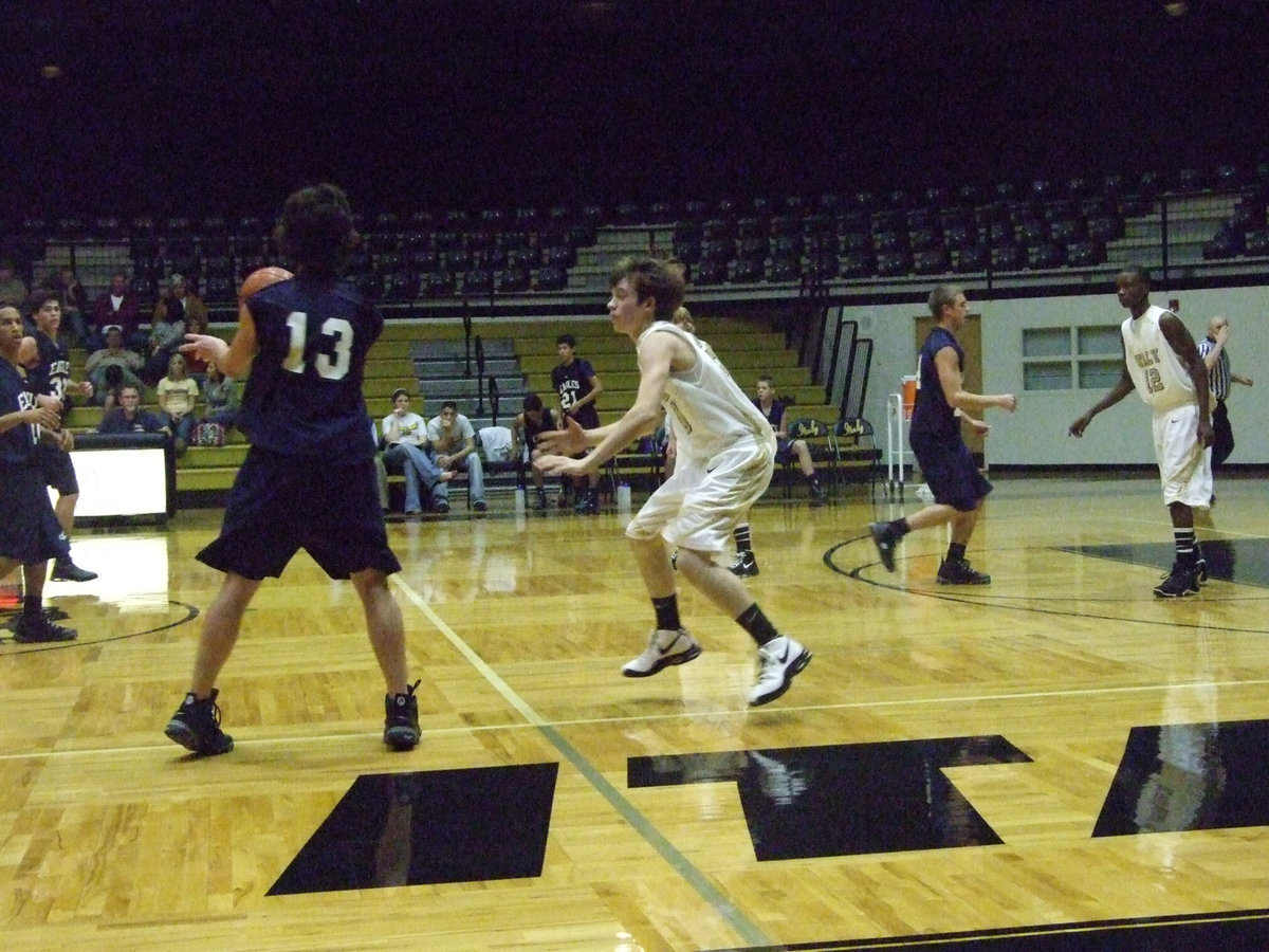 Image: Dan and Aaron — Dan Crownover #20 and Aaron Thomas #12 cover the Eagles.