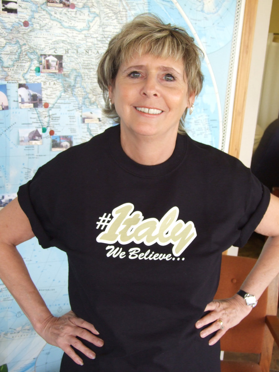 Image: Cindy is a fan — Neotrib reporter, Cindy Sutherland, sports the new tshirt for Italy Athletics.