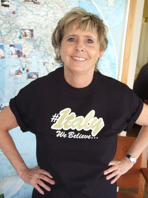 Image: Cindy is a fan — Neotrib reporter, Cindy Sutherland, sports the new tshirt for Italy Athletics.