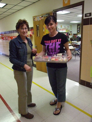 Image: Sharan Farmer &amp; Jenna Chambers — Sharan Farmer and Jenna Chambers (PTO member) helps pass out cupcakes.