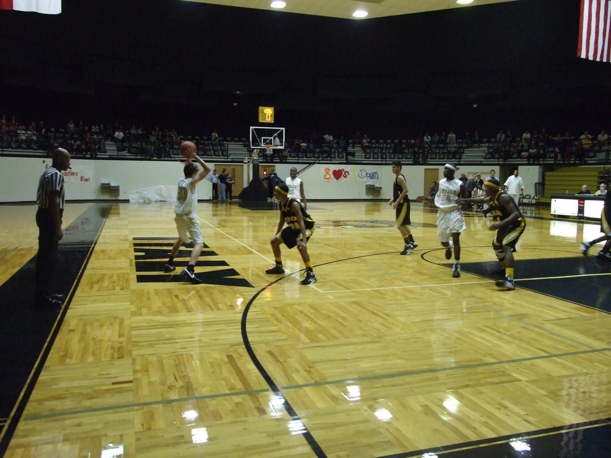 Image: Dan looks inside — Italy’s Dan Crownover #20 looked for answers inside and outside the lane against Itasca.