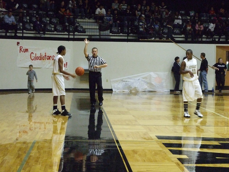 Image: Dontavius inbounds — Senior #5 Dontavius Clemons inbounds to Italy’s #11 Jasenio Anderson against Itasca.