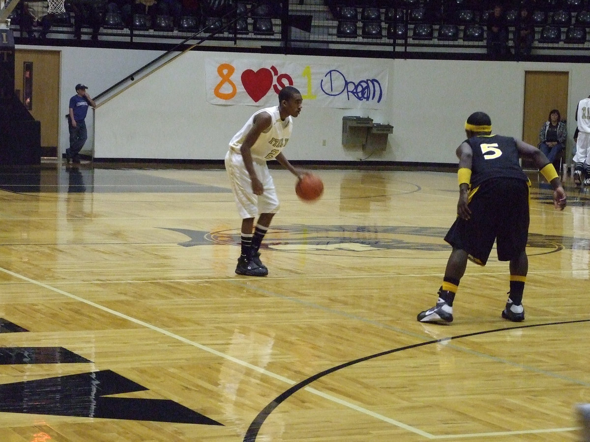 Image: Heath sets up — Italy’s #2 Heath Clemons sets the offense against Itasca’s defense.