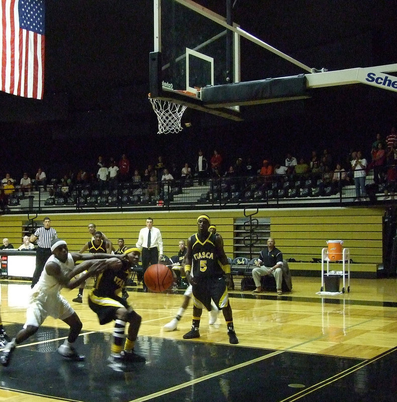 Image: Diamond claws a Cat — Italy’s #4 Diamond Rodgers keeps Itasca away from the loose ball.