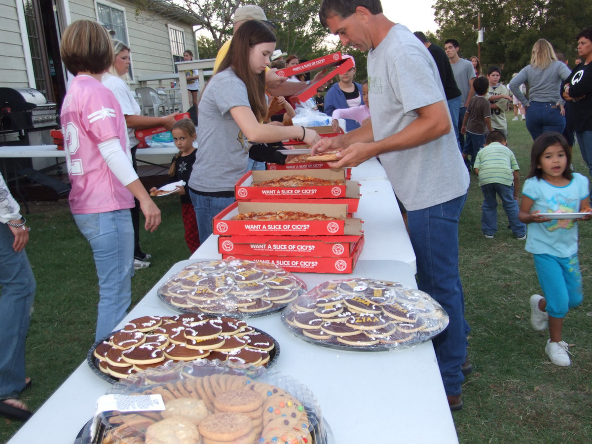 Image: Pizza, Pizza, Pizza — No one went hungry.