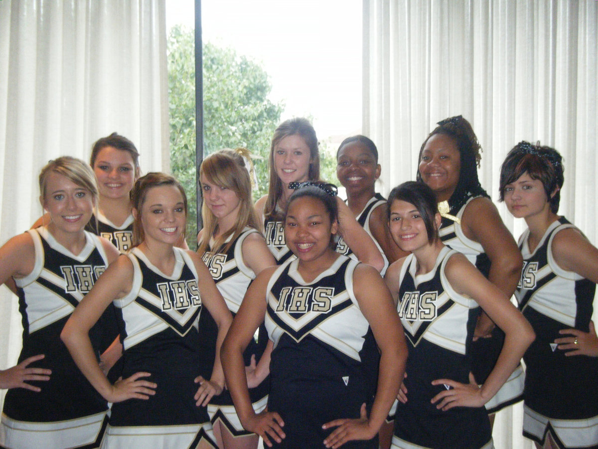 Image: New faces of Italy’s Varsity Cheerleading Squad — Back row; Cori Jeffords, Sierra Harris, Kaitlyn Rossa, Jaleshia Fleming, Amber Mitchell, Bianca Evans; Front row; Lexie Miller, Drew Windham, Destani Anderson, Beverly Barnhart