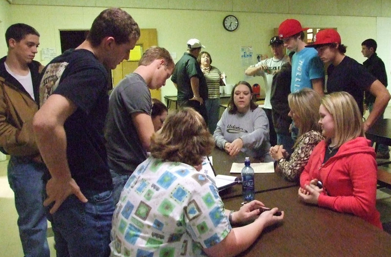 Image: Gladiator parents come through — Gladiator baseball players and their parents sign up for the Motorplex.