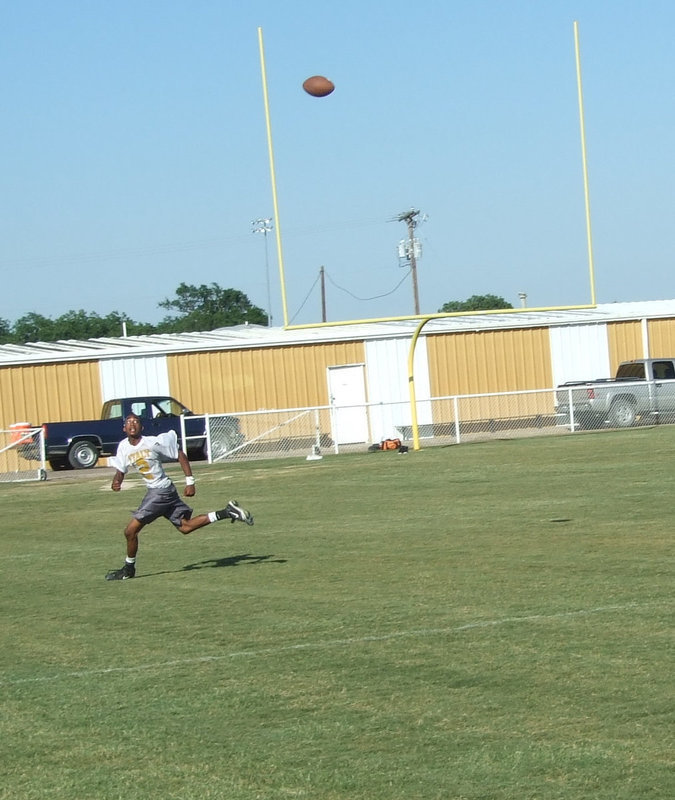 Image: Touchdown — On Italy’s first possession, Jasenio Anderson hits John Isaac with a bomb in the endzone for a TD.