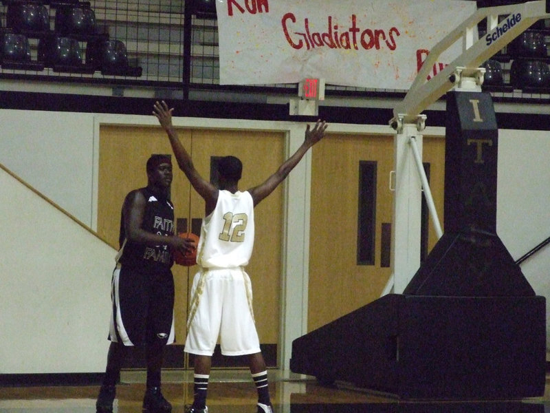 Image: Thomas blankets — Italy’s #12 Aaron Thomas blankets the inbound pass.