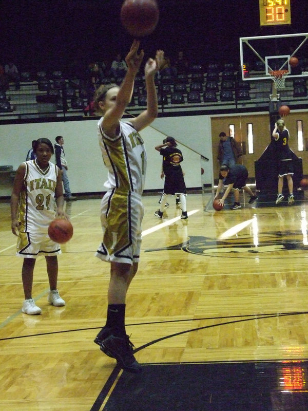 Image: Preparing for battle — Italy’s #10 Brianna Perry and #21 Chante Birdsong get prepared for Itasca.