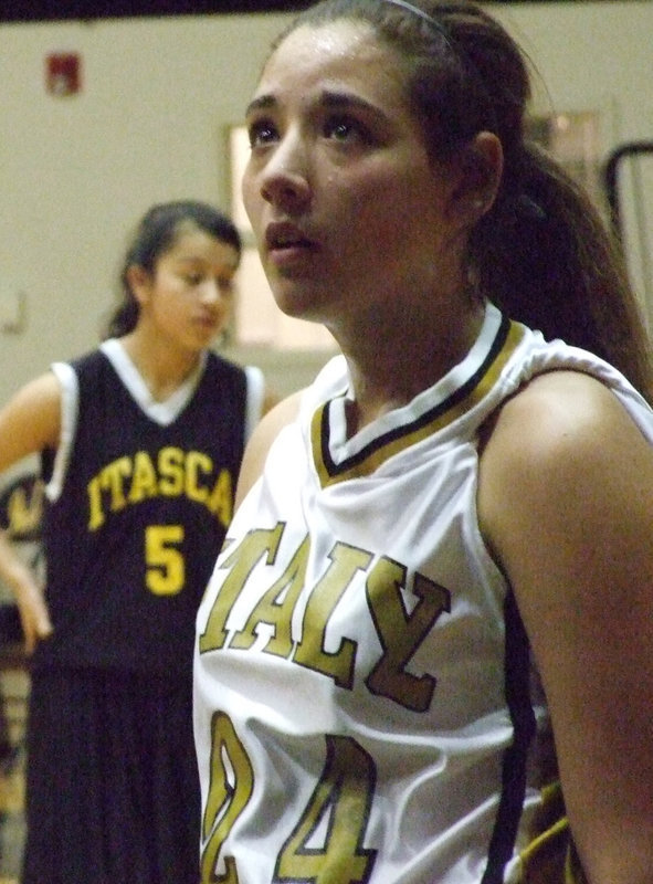 Image: Richards to rebound — Italy’s #24 Alyssa Richards watches the1st of 2 free shot attempts by an Itasca Wampus Cat.