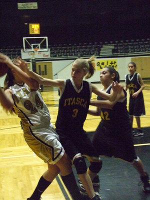 Image: Richards overpowers — Italy’s #24 Alyssa Richards shakes off a Wampus Cat.