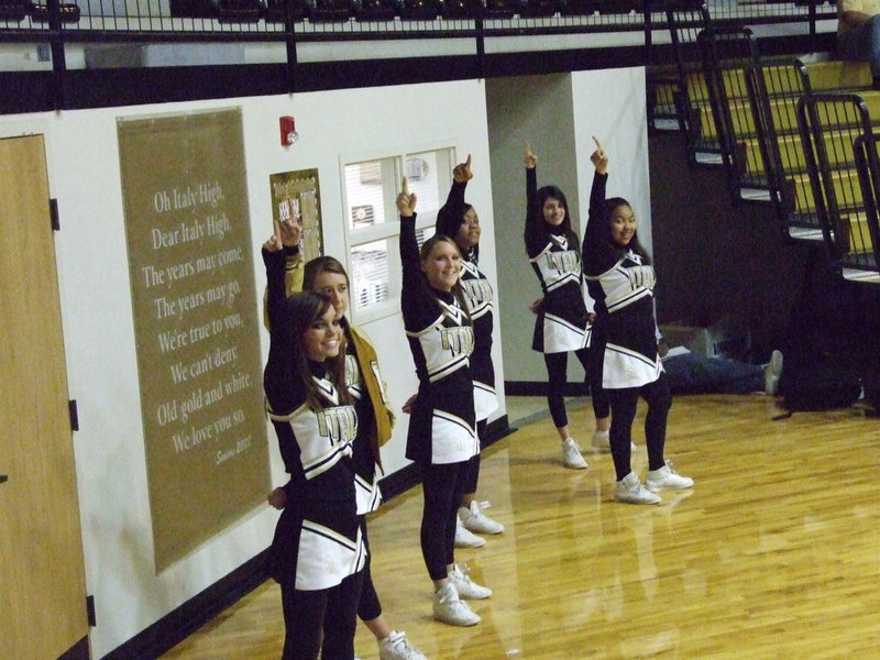 Image: Cheerleaders Believe — The Italy Cheerleaders let Gateway fans know who is #1.