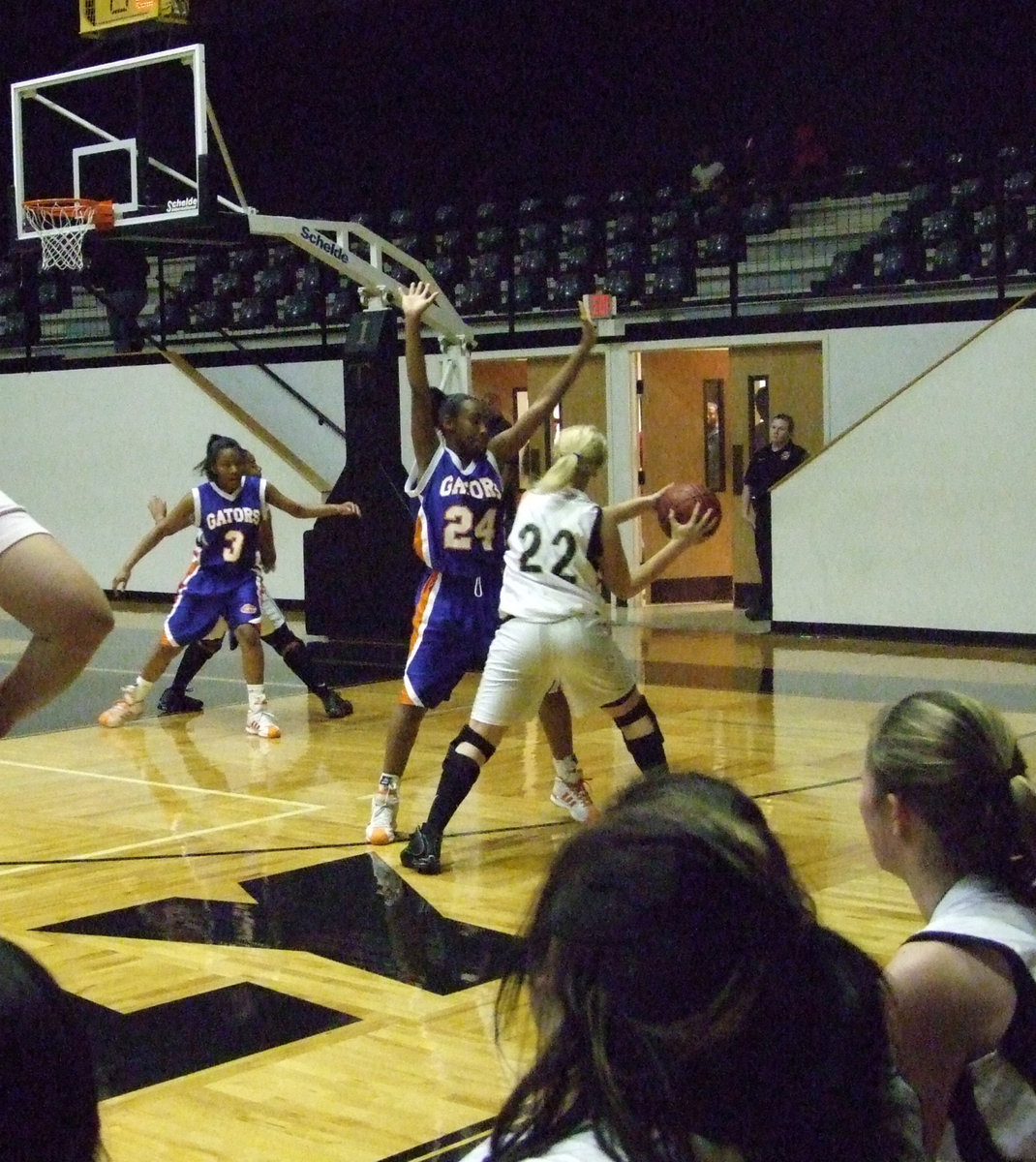 Image: Megan to pass — Megan tries to find Shay down on the block.