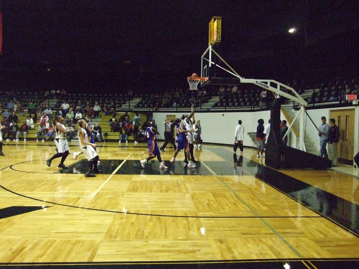 Image: Reed delivers — Jimesha Reed #40 scores another bucket down low.