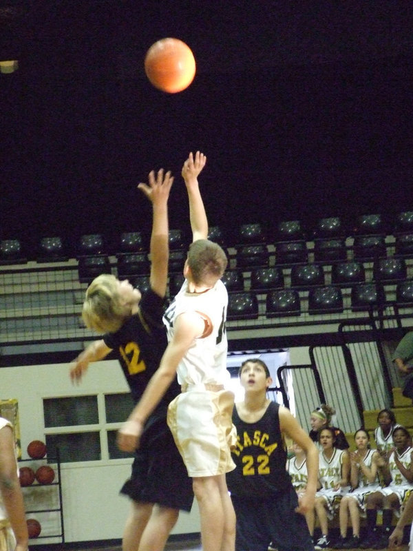 Image: Justin Wood wins — Italy’s 7th Grade Boys wins the tip-off and the game by beating Itasca.