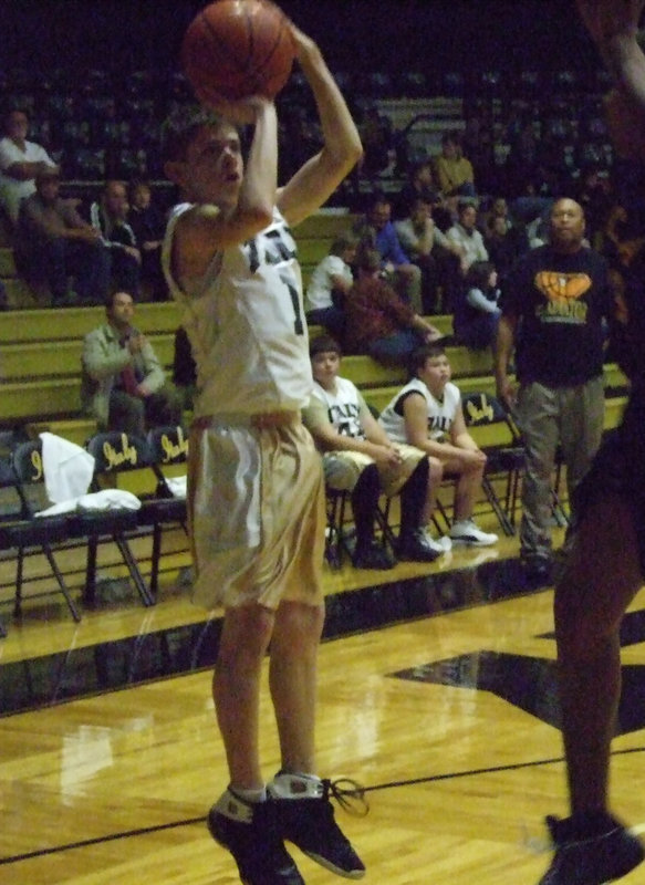 Image: Wood shoots — Italy’s Justin Wood #13 lets a jumper fly.