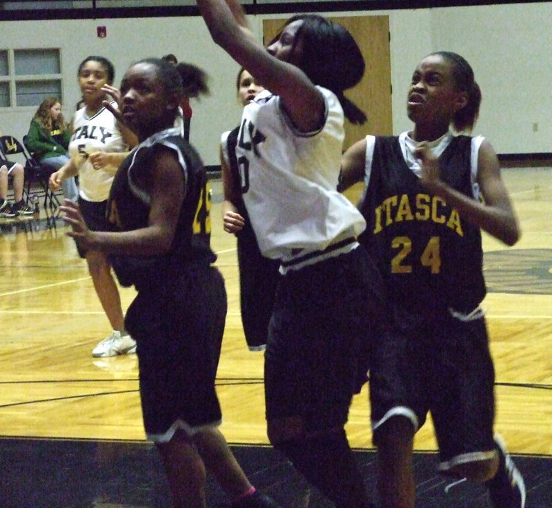 Image: Kendra shoots — Kendra Copeland #10 shoots against Itasca.