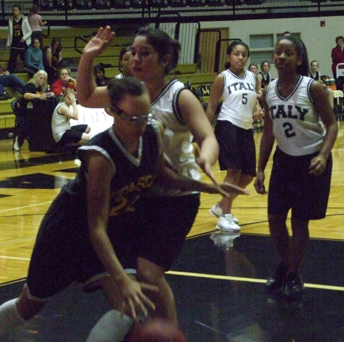 Image: Figueroa on the ball — Italy’s Monserrat Figueroa applies the pressure on an Itasca ball handler.