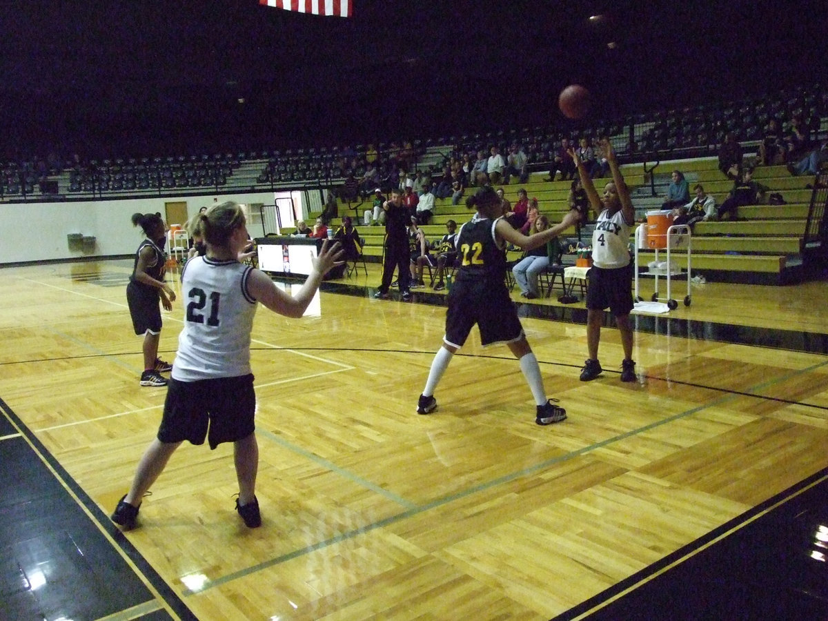 Image: Copeland into Wilkins — Italy’s #4 Ryisha Copeland passes to #21 Jessica Wilkins who is posted up in the paint.