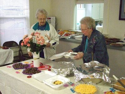 Image: Sue and Inez  — Sue Herrin and Inez Rollins get their chili to go.
