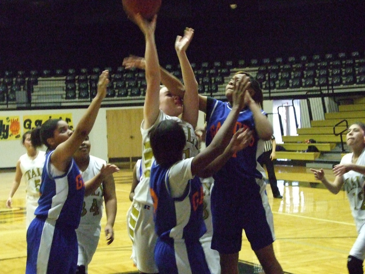 Image: Taking it on the nose — Italy’s Shelbi Gilley gets mauled by a nest of Gateway Gators as she rises for points.