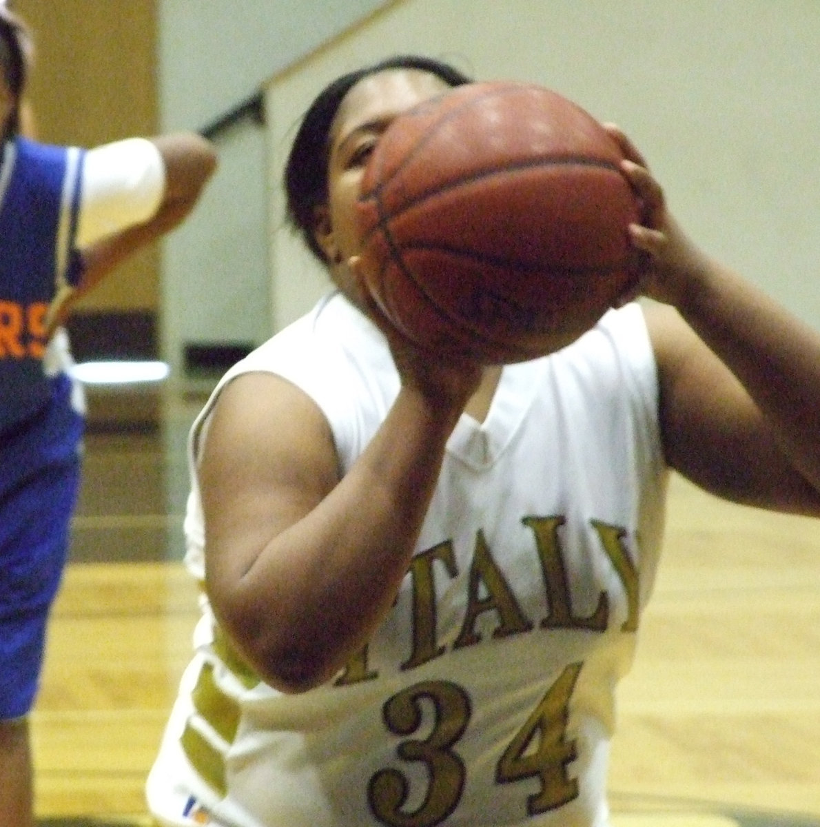 Image: Davis eyes the rim — Italy’s #34 Khadijiah Davis is focused on the goal.